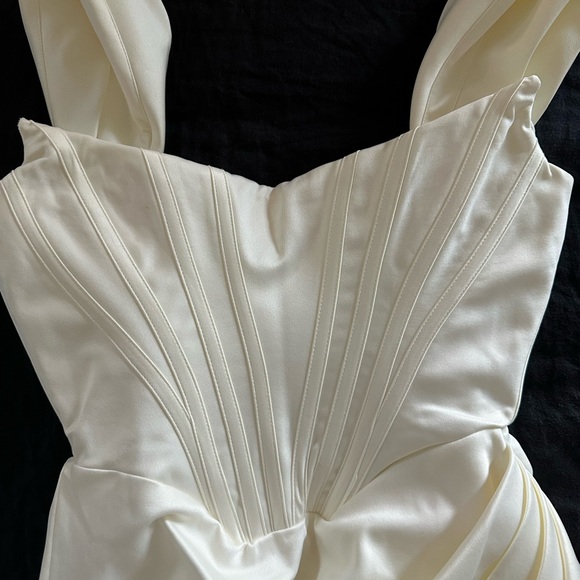 House of CB Loretta Off the Shoulder Dress - Like New/Never Worn - Picture 4 of 5